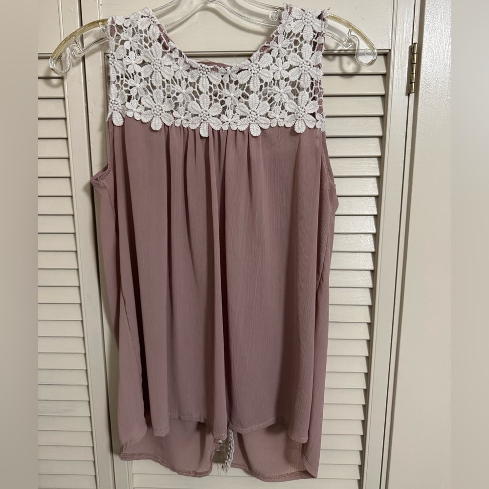 Beautiful mauve  lace appliqué scoop neck flowy Tank top